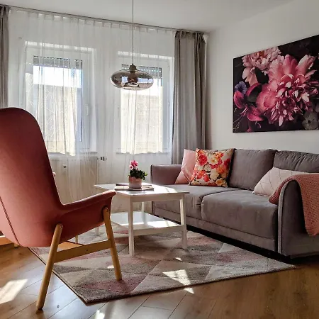 Cozy With Parking Garage Near Outlet *