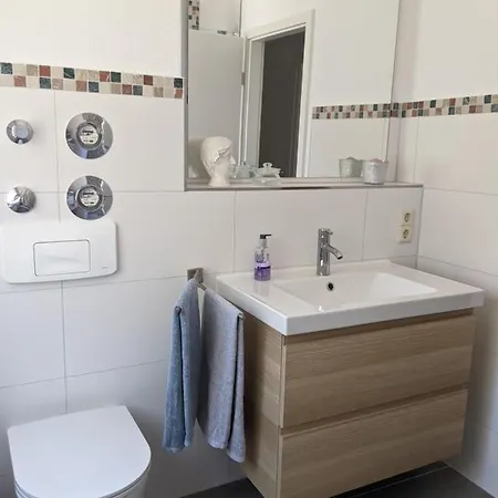 Cozy With Parking Garage Near Outlet *